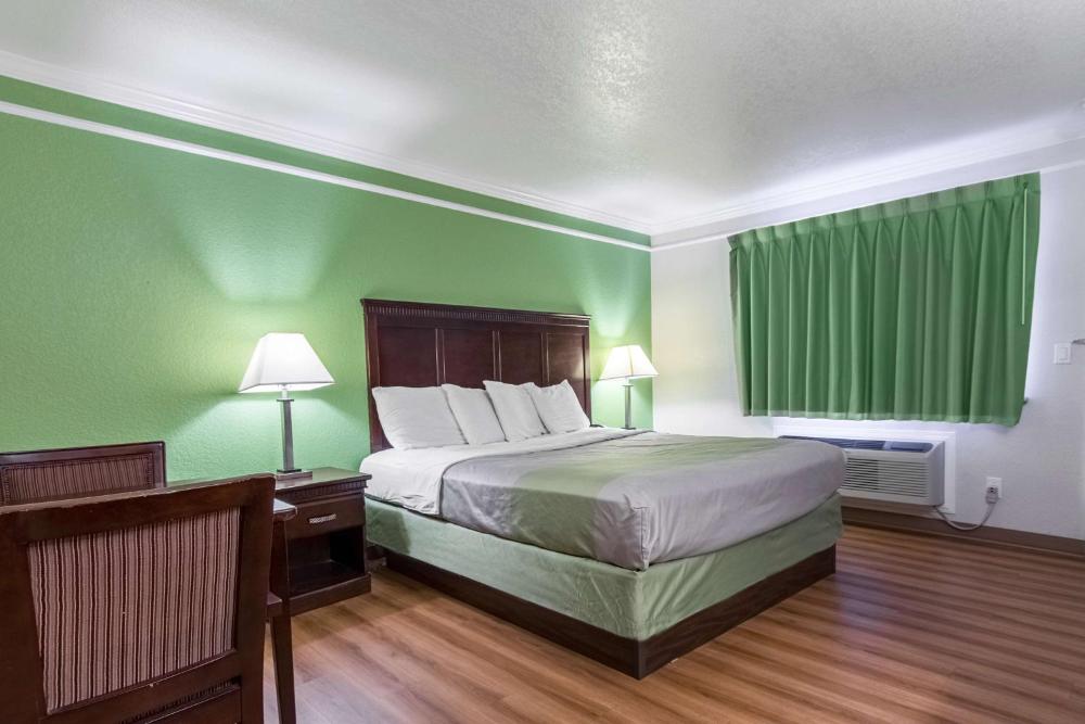 King Room - Non-Smoking interior